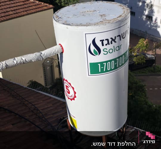 דוד שמש מותקן על גג עם צינורות וחיבורים